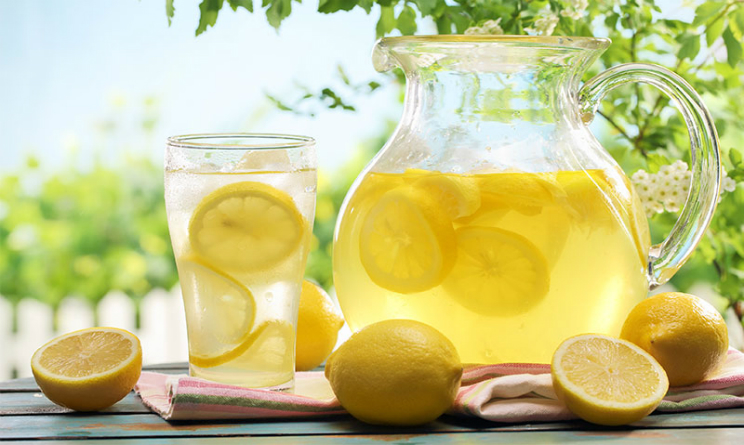 Acqua e limone prima di dormire benefici