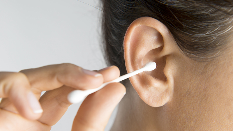 Come usare cotton fioc per non danneggiare l'udito