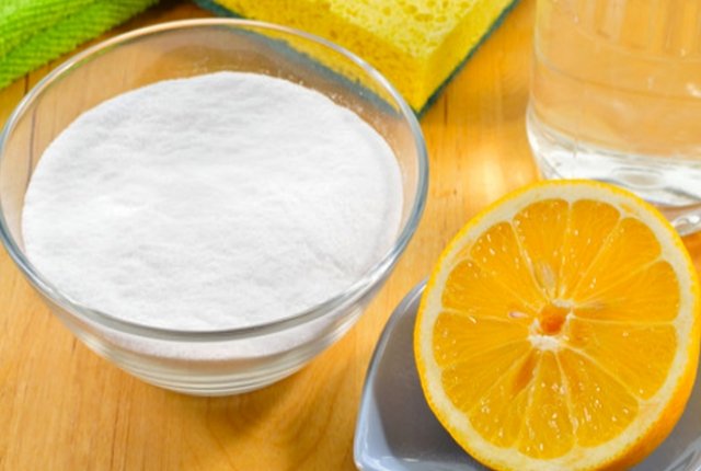 Limone e bicarbonato contro il cattivo odore delle ascelle