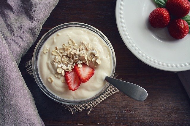 spuntini spezza fame: lo yogurt bianco