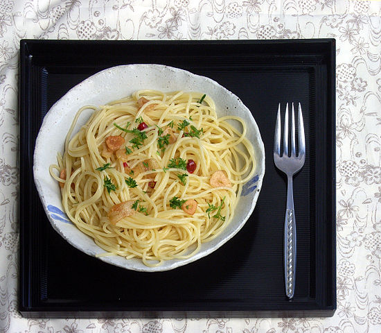 spaghetti aglio olio e peperoncino in un piatto